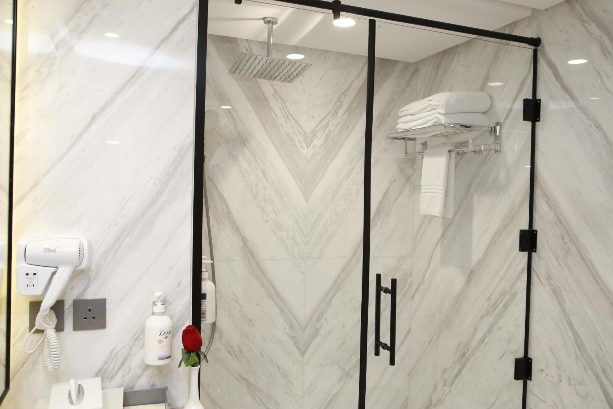 Отель Maden Alrawda Медина Экстерьер фото A shower door